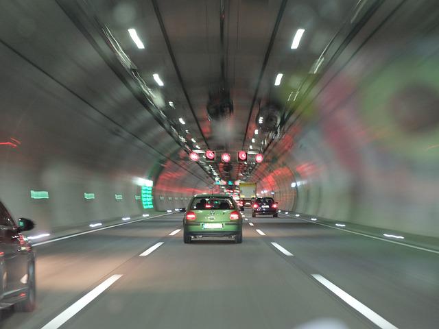 auta v tunelu
